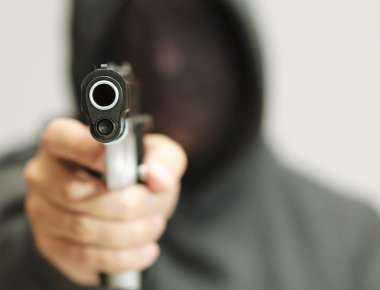 Πάτρα: Ένοπλοι ληστές εισέβαλαν σε κατάστημα και έφυγαν με λεία 5.000 ευρώ (φωτό)